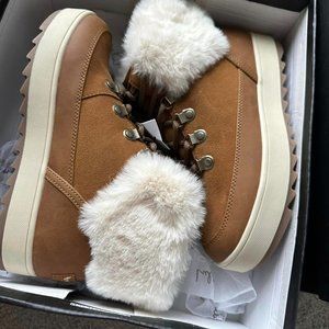 Koolaburra by UGG Tynlee Lace up boots size 6